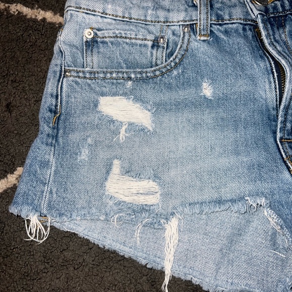 BDG Essential Mid-Rise Distressed Short Shorts Size 27 - Picture 3 of 6